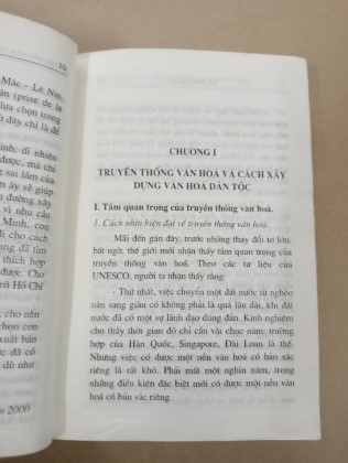 THỬ XÉT VĂN HOÁ VĂN HỌC BẰNG NGÔN NGỮ HỌC