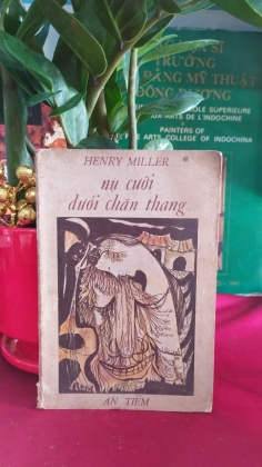 NỤ CƯỜI DƯỚI CHÂN THANG - HENRY MILLER