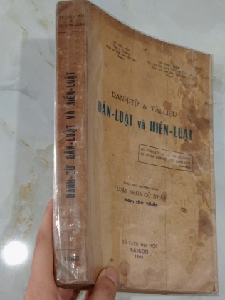 DANH TỪ VÀ TÀI LIỆU - DÂN LUẬT VÀ HIẾN LUẬT