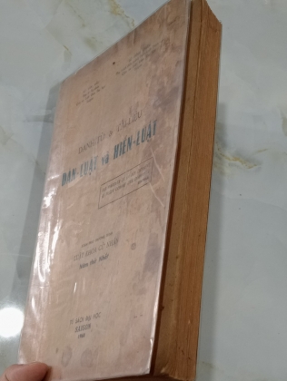 DANH TỪ VÀ TÀI LIỆU - DÂN LUẬT VÀ HIẾN LUẬT