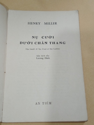 NỤ CƯỜI DƯỚI CHÂN THANG - HENRY MILLER