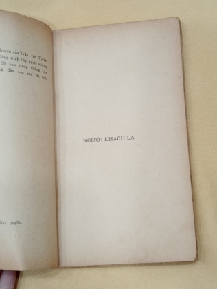NGƯỜI KHÁCH LẠ