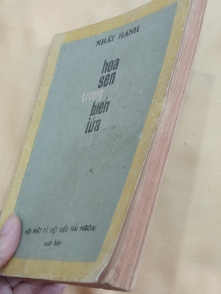 HOA SEN TRONG BIỂN LỬA