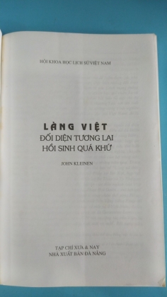 LÀNG VIỆT ĐỐI DIỆN TƯƠNG LAI HỒI SINH QUÁ KHỨ  