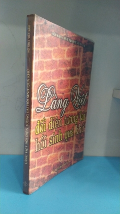 LÀNG VIỆT ĐỐI DIỆN TƯƠNG LAI HỒI SINH QUÁ KHỨ  