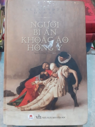 NGƯỜI BÍ ẨN KHOÁC ÁO HỒNG Y 