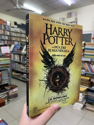 HARRY POTTER VÀ ĐỨA TRẺ BỊ NGUYỀN RỦA