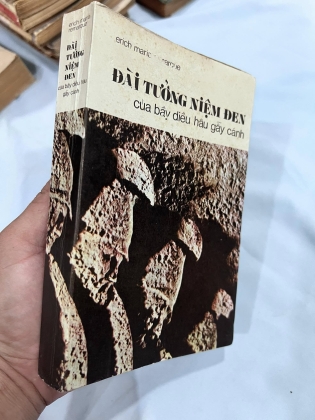 ĐÀI TƯỞNG NIỆM ĐEN CỦA BẦY DIỀU HÂU GÃY CÁNH - Erich Maria Remarque (VŨ KIM THƯ DỊCH THUẬT)