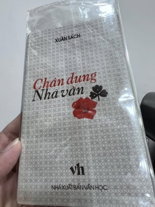 CHÂN DUNG NHÀ VĂN - XUÂN SÁCH