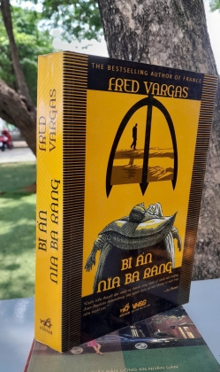 BÍ ẨN NĨA BA RĂNG (2010) - FRED VARGAS