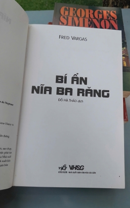 BÍ ẨN NĨA BA RĂNG - FRED VARGAS