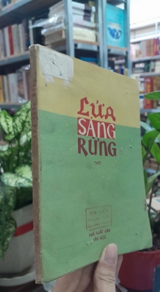 LỬA SÁNG RỪNG (THƠ)