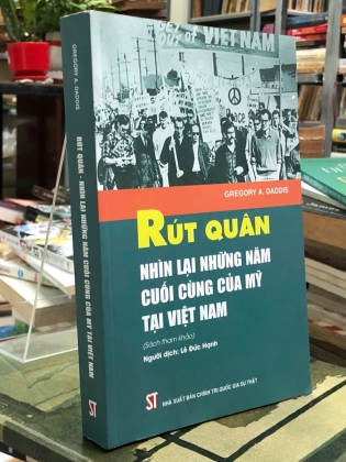 RÚT QUÂN NHÌN LẠI NHỮNG NĂM CUỐI CÙNG CỦA MỸ TẠI VIỆT NAM - LÊ ĐỨC HẠNH dịch