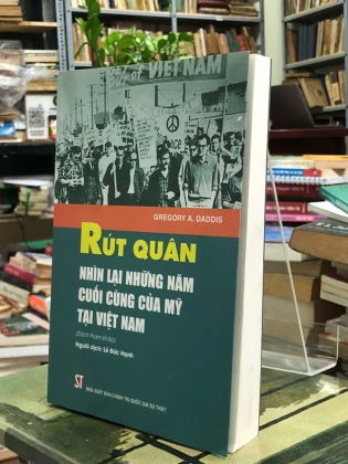 RÚT QUÂN NHÌN LẠI NHỮNG NĂM CUỐI CÙNG CỦA MỸ TẠI VIỆT NAM - LÊ ĐỨC HẠNH dịch