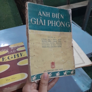 ÁNH ĐIỆN GIẢI PHÓNG - NHIỀU TÁC GIẢ