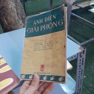 ÁNH ĐIỆN GIẢI PHÓNG - NHIỀU TÁC GIẢ