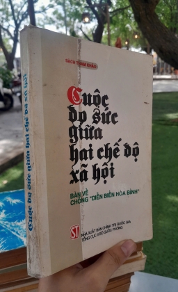 CUỘC ĐỌ SỨC GIỮA HAI CHẾ ĐỘ XÃ HỘI BÀN VỀ CHỐNG "DIỄN BIẾN HOÀ BÌNH"