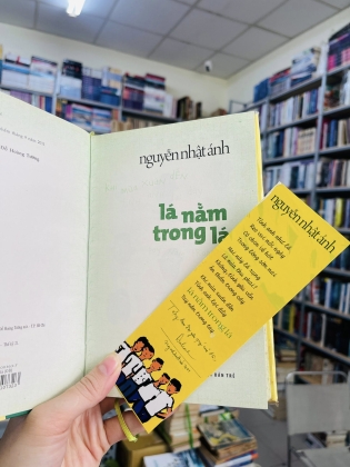 LÁ NẰM TRONG LÁ ( BÌA CỨNG) - NGUYỄN NHẬT ÁNH