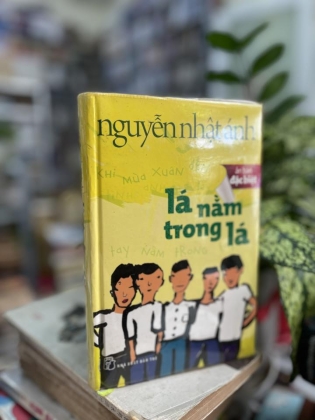 LÁ NẰM TRONG LÁ ( BÌA CỨNG) - NGUYỄN NHẬT ÁNH