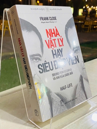 NHÀ VẬT LÝ HAY SIÊU ĐIỆP VIÊN - FRANK CLOSE