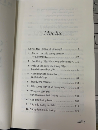 CUỐN SÁCH VỀ CÁC BIỂU TƯỢNG TÂM LINH - MELANIE BARNUM