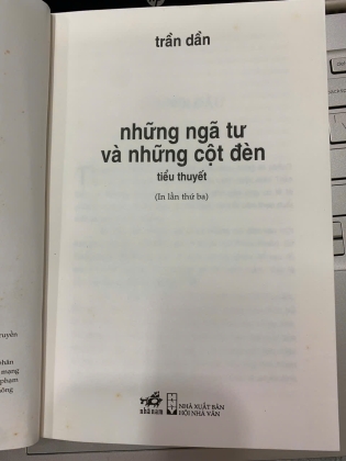 NHỮNG NGÃ TƯ VÀ NHỮNG CỘT ĐÈN - TRẦN DẦN