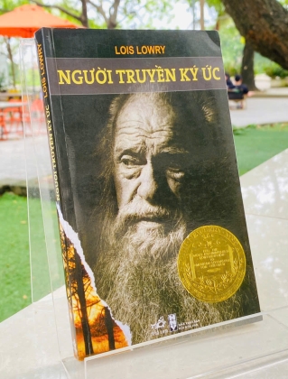 NGƯỜI TRUYỀN KÝ ỨC - LOIS LOWRY