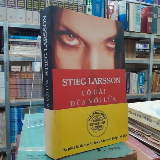 CÔ GÁI ĐÙA VỚI LỬA - STIEG LARSSON