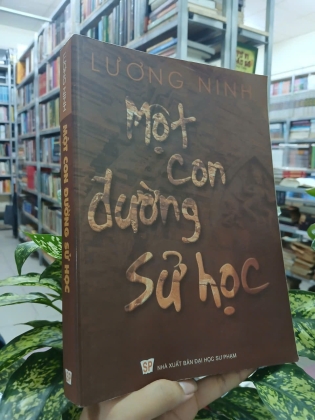 MỘT CON ĐƯỜNG SỬ HỌC