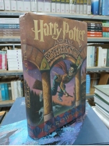 HARRY POTTER AND THE SORCERER&#39;S STONE (HARRY POTTER VÀ HÒN ĐÁ PHÙ THỦY) - J. K. ROWLING