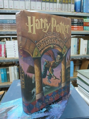 HARRY POTTER AND THE SORCERER'S STONE (HARRY POTTER VÀ HÒN ĐÁ PHÙ THỦY) - J. K. ROWLING
