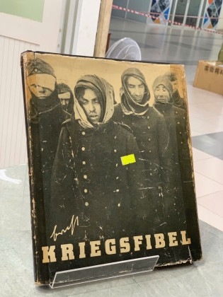 KRIEGSFIBEL (VỠ LÒNG VỀ CHIẾN TRANH) - BERTOLT BRECHT