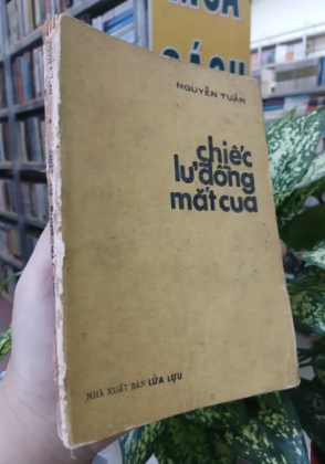 CHIẾC LƯ ĐỒNG MẮT CUA - NGUYỄN TUÂN