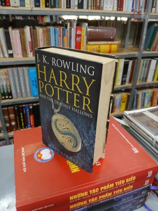 HARRY POTTER AND THE DEATHLY HALLOWS (HARRY POTTER VÀ BẢO BỐI TỬ THẦN) - J. K. ROWLING