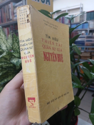 TÌM HIỂU THIÊN TÀI QUÂN SỰ CỦA NGUYỄN HUỆ - NGUYỄN LƯƠNG BÍCH, PHẠM NGỌC PHỤNG