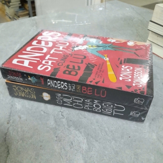 ANDERS SÁT THỦ CÙNG BÈ LŨ, CÔ GÁI MÙ CHỮ PHÁ BOM NGUYÊN TỬ - JONAS JONASSON 