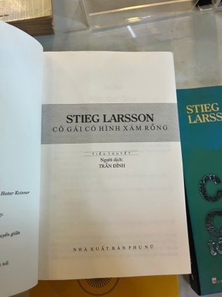 CÔ GÁI CÓ HÌNH XĂM RỒNG, CÔ GÁI CHỌC TỔ ONG BẦU, CÔ GÁI ĐÙA VỚI LỬA - STIEG LARSSON