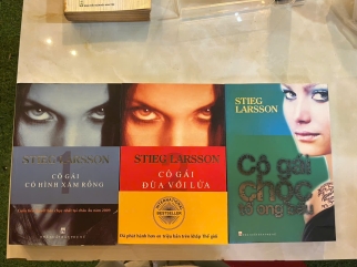 CÔ GÁI CÓ HÌNH XĂM RỒNG, CÔ GÁI CHỌC TỔ ONG BẦU, CÔ GÁI ĐÙA VỚI LỬA - STIEG LARSSON