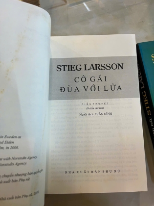 CÔ GÁI CÓ HÌNH XĂM RỒNG, CÔ GÁI CHỌC TỔ ONG BẦU, CÔ GÁI ĐÙA VỚI LỬA - STIEG LARSSON