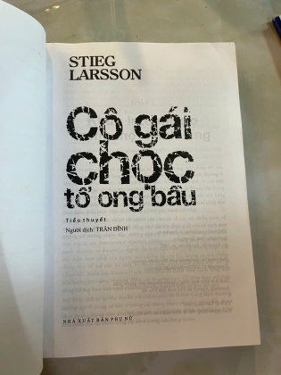 CÔ GÁI CÓ HÌNH XĂM RỒNG, CÔ GÁI CHỌC TỔ ONG BẦU, CÔ GÁI ĐÙA VỚI LỬA - STIEG LARSSON