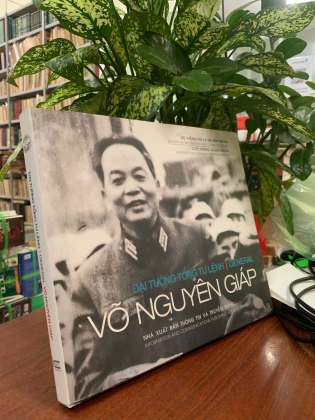 ĐẠI TƯỚNG TỔNG TƯ LỆNH VÕ NGUYÊN GIÁP (BÌA CỨNG)
