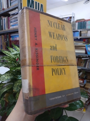 NUCLEAR WEAPONS AND FOREIGN POLICY - HENRY A. KISSINGER
