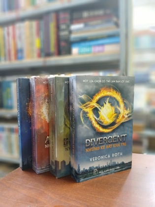 TRỌN BỘ 3 TẬP SERIES DIVERGENT VÀ TẬP NGOẠI TRUYỆN FOUR - VERONICA ROTH (HỒNG QUYÊN DỊCH)