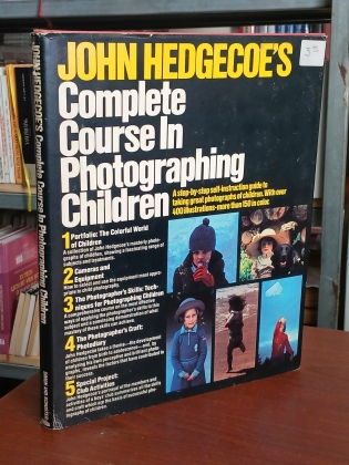 JOHN HEDGECOE’S COMPLETE COURSE IN PHOTOGRAPHING CHILDREN (BÌA CỨNG)