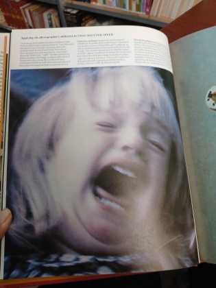 JOHN HEDGECOE’S COMPLETE COURSE IN PHOTOGRAPHING CHILDREN (BÌA CỨNG)