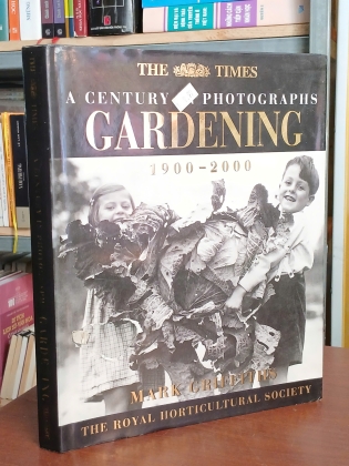 A CENTURY IN PHOTOGRAPHS GARDENING 1900 - 2000 (BÌA CỨNG) - MARK GRIFFITHS 