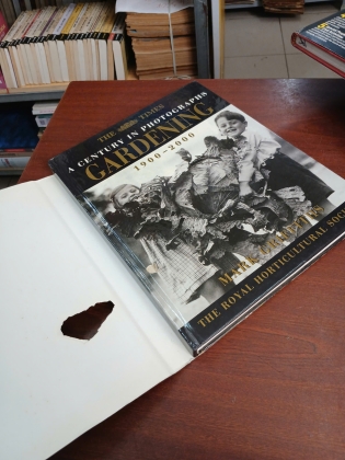 A CENTURY IN PHOTOGRAPHS GARDENING 1900 - 2000 (BÌA CỨNG) - MARK GRIFFITHS 