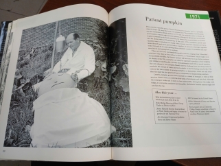 A CENTURY IN PHOTOGRAPHS GARDENING 1900 - 2000 (BÌA CỨNG) - MARK GRIFFITHS 
