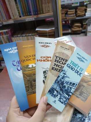 COMBO 5 TỰA CỦA KIM ĐỊNH : TÂM TƯ, CỬA KHỔNG, VẤN ĐỀ QUỐC HỌC, TINH HOA NGỮ ĐIỂN, TRIẾT LÝ GIÁO DỤC