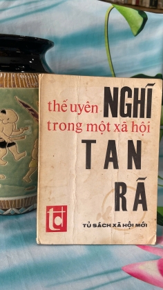 NGHĨ TRONG MỘT XÃ HỘI TAN RÃ - THẾ UYÊN 